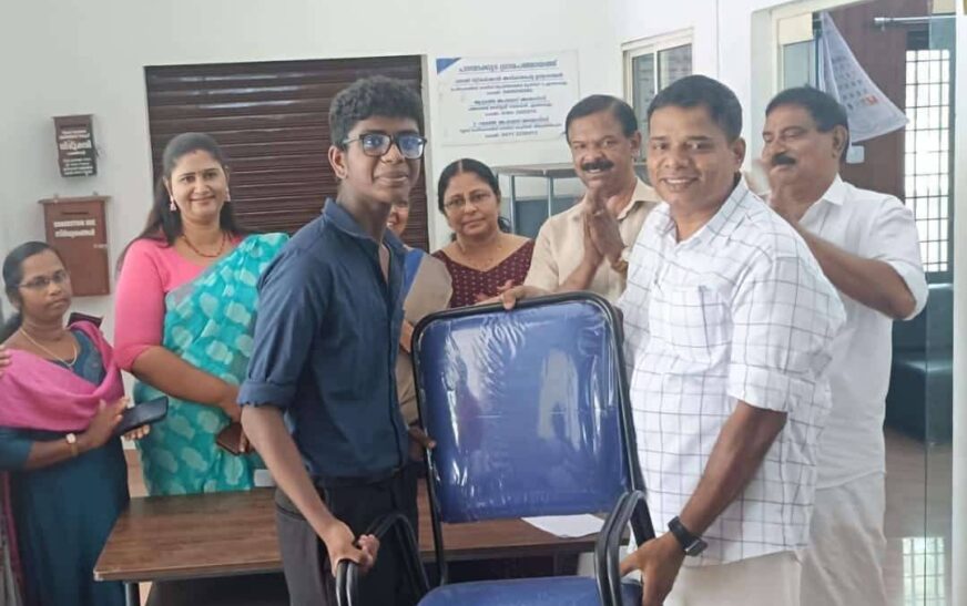 വിദ്യാര്‍ത്ഥികള്‍ക്ക് പഠനോപകരണങ്ങള്‍ വിതരണം ചെയ്തു