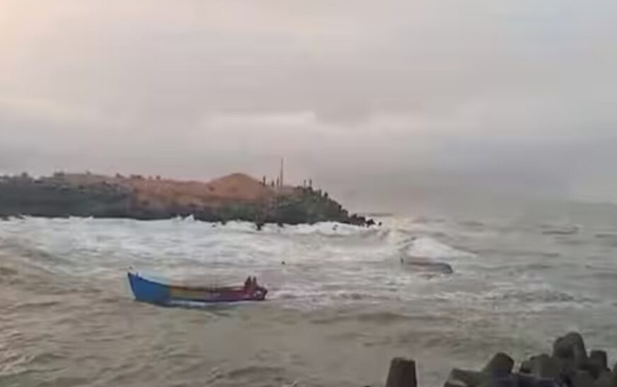 മുതലപ്പൊഴിയിൽ വീണ്ടും മത്സ്യബന്ധന വള്ളം മണലിൽ കുടുങ്ങി