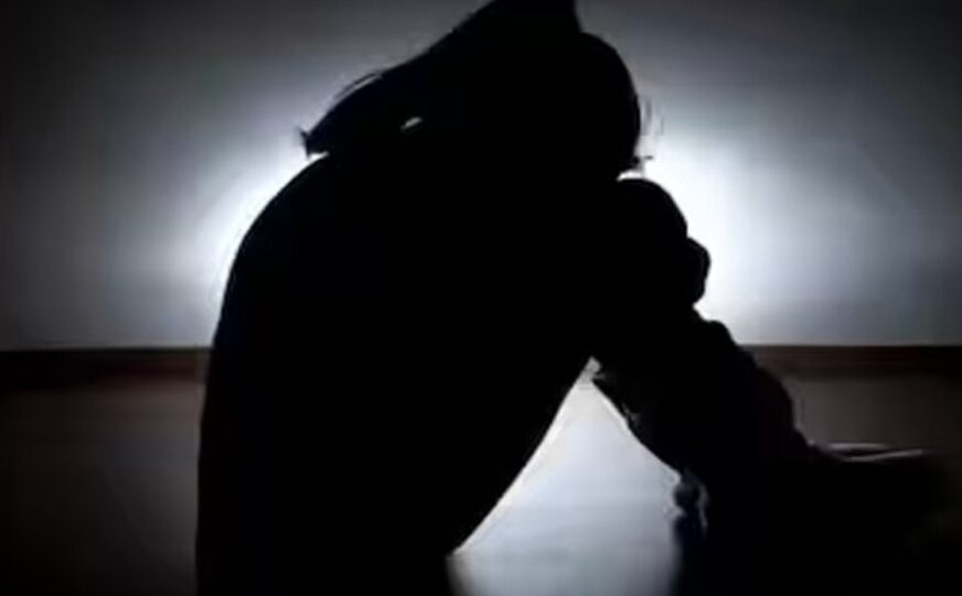 ആർത്തവദിവസം സ്കൂളിലെത്തിയ പെൺകുട്ടിയെ ക്ലാസ്സിൽ കയറ്റിയില്ല, പുറത്തിരുത്തി പരീക്ഷ എഴുതിച്ചതായി പരാതി