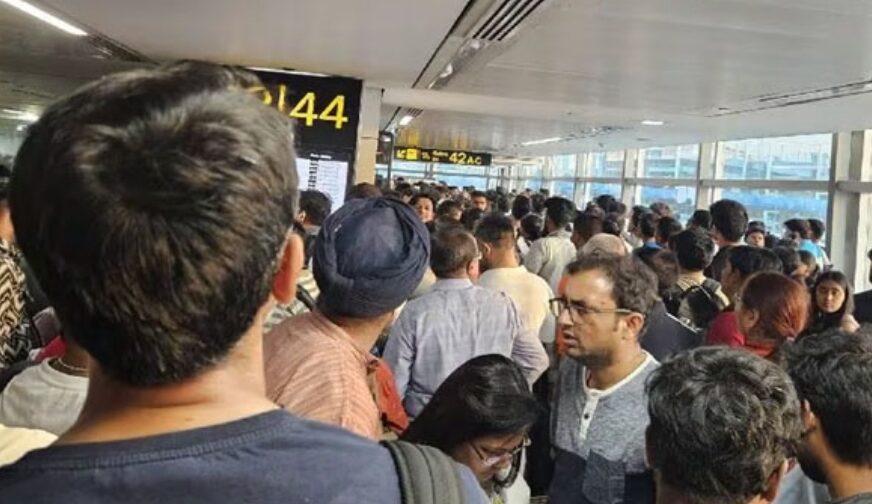 ഡൽഹി ഇന്ദിരാഗാന്ധി വിമാനത്താവളത്തിൽ സർവീസുകൾ വൈകി, യാത്രക്കാർ കുടുങ്ങി