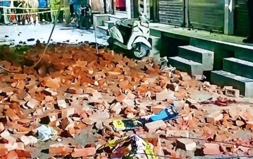 വീടി​ന്റെ ആറാം നിലയിലെ മതിൽ ഇടിഞ്ഞ് വീണ് 67 കാരന് ദാരുണാന്ത്യം