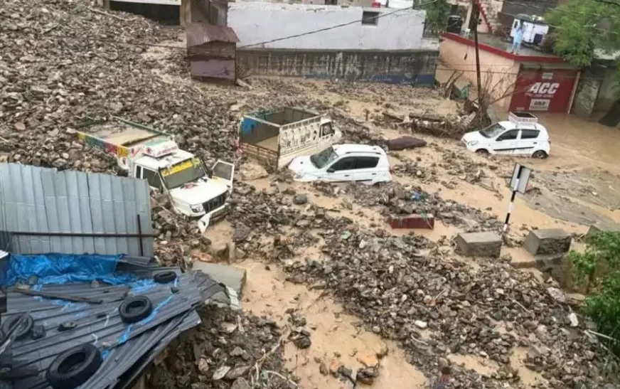 ജമ്മു കാശ്മീരിൽ മിന്നൽ പ്രളയം, മണ്ണിടിച്ചിൽ; ഗതാ​ഗതതടസ്സം നീക്കാനുള്ള പ്രവർത്തനങ്ങൾ ആരംഭിച്ചു