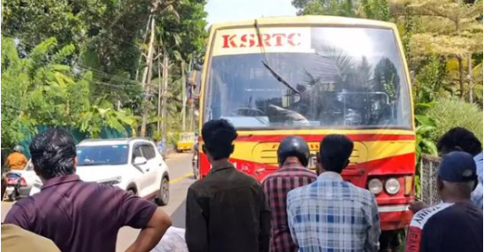 കെ​എ​സ്ആ​ർ​ടി​സി ബ​സ് പാ​ഞ്ഞു​ക​യ​റി മൂ​ന്ന് വി​ദ്യാ​ർ​ഥി​ക​ൾ​ക്ക് പ​രി​ക്ക്