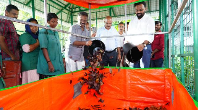 കരിയില കത്തിക്കുന്നത് കുറയ്ക്കാൻ കളക്ടറേറ്റിൽ പോർട്ടബിൾ സംഭരണി