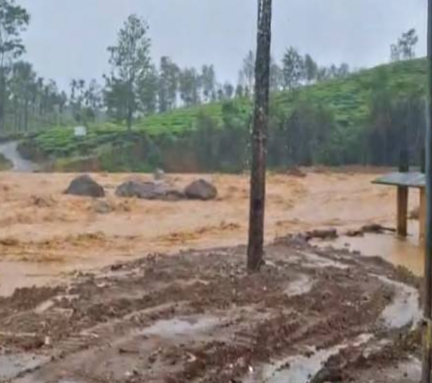 മു​ണ്ട​ക്കൈ മേ​ഖ​ല​യി​ൽ ഉ​രു​ൾ​പൊ​ട്ടി​യ​താ​യി സം​ശ​യം; മേഖലയിൽ നിന്ന് ആളുകളെ മാറ്റിപ്പാർപ്പിച്ചു