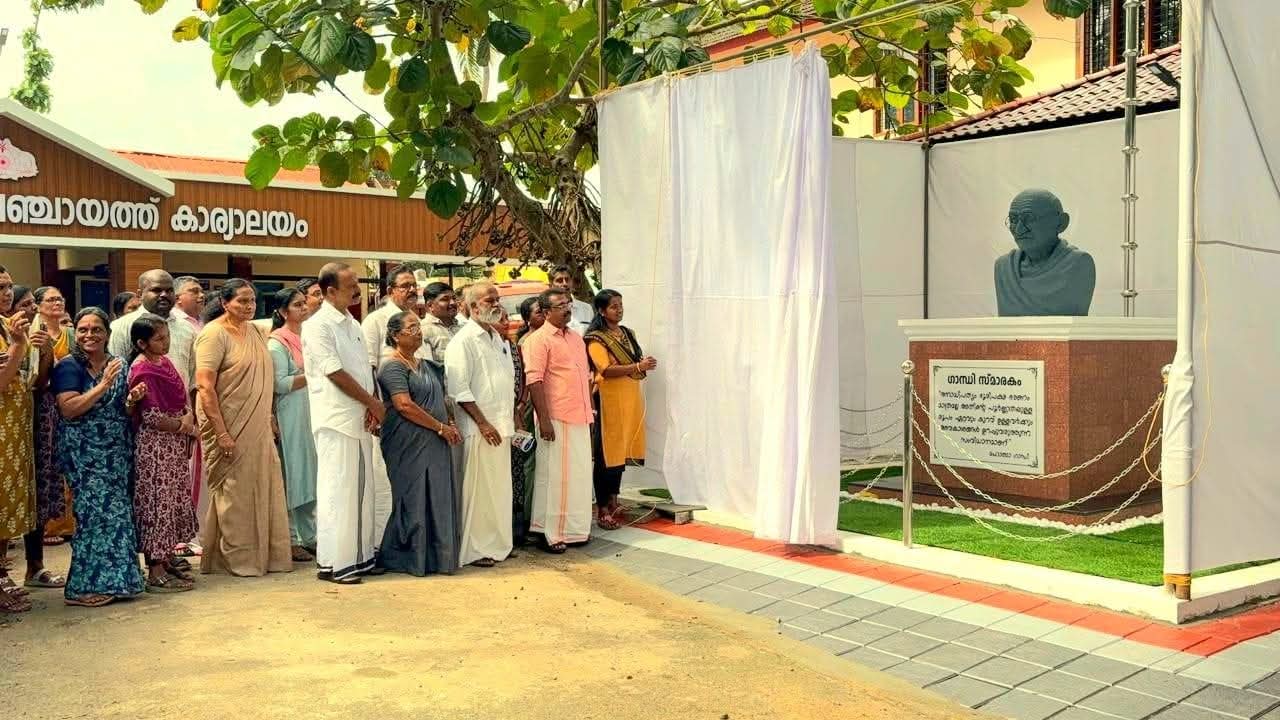 ഏറ്റുമാനൂർ ബ്ലോക്ക് പഞ്ചായത്തിൽ മഹാത്മാഗാന്ധിയുടെ പ്രതിമ അനാച്ഛാദനം ചെയ്തു
