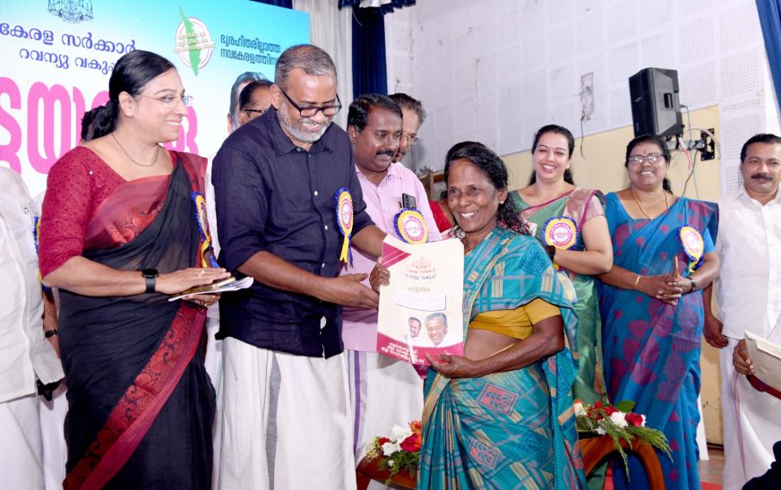 അരൂർ, ചേർത്തല മണ്ഡലം പട്ടയമേള:      *ജമീലയ്ക്ക് ഇനി സ്വന്തം മണ്ണിന്റെ മേൽവിലാസം*      “ഇത് സർക്കാരിന്റെ ഓണസമ്മാനമാണ്, ഇനി ലൈഫ് മിഷൻ പദ്ധതിയിൽ വീടും കിട്ടും കേട്ടോ…”