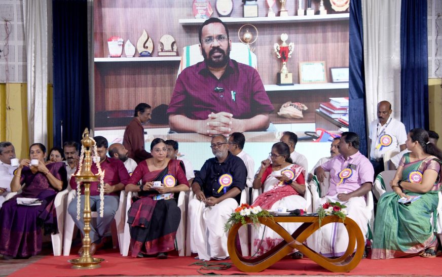 *പട്ടയ അർഹതയുടെ വരുമാന പരിധി 2.5 ലക്ഷമായി ഉയർത്തും: മന്ത്രി കെ. രാജൻ*     *ചേർത്തല, അരൂർമണ്ഡലം പട്ടയമേളയിൽ 69 പേർക്ക് പട്ടയം വിതരണം ചെയ്തു