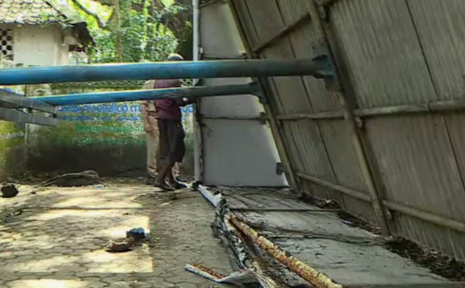 ബസ് കാത്തിരിപ്പ് കേന്ദ്രം തകർന്നു വീണ് വിദ്യാർത്ഥിക്ക് പരിക്ക്