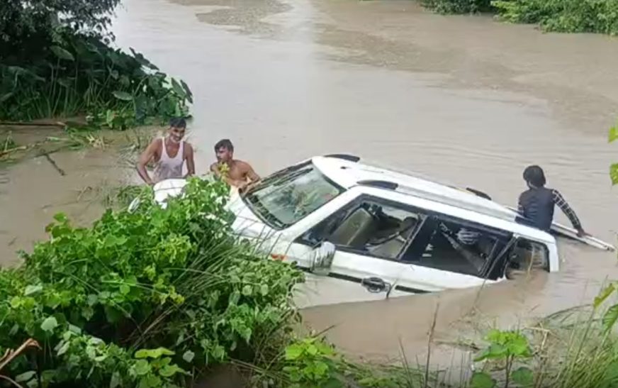 ഉ​ത്ത​ർ​പ്ര​ദേ​ശി​​ൽ വാ​ഹ​നം ക​നാ​ലി​ലേ​ക്ക് മ​റി​ഞ്ഞ് ഏ​ഴ് കു​ട്ടി​ക​ൾ ഉ​ൾ​പ്പ​ടെ 11പേ​ർ മ​രി​ച്ചു