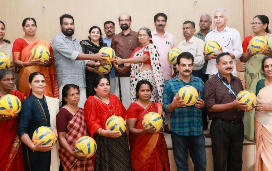ലഹരിയെ തകര്‍ക്കാന്‍ കളിയും കളിക്കളവും’ ഫുട്‌ബോള്‍ വിതരണം നടത്തി