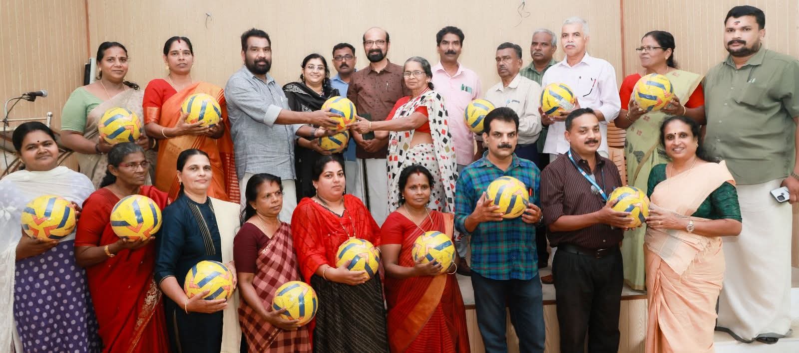 ലഹരിയെ തകര്‍ക്കാന്‍ കളിയും കളിക്കളവും’ ഫുട്‌ബോള്‍ വിതരണം നടത്തി