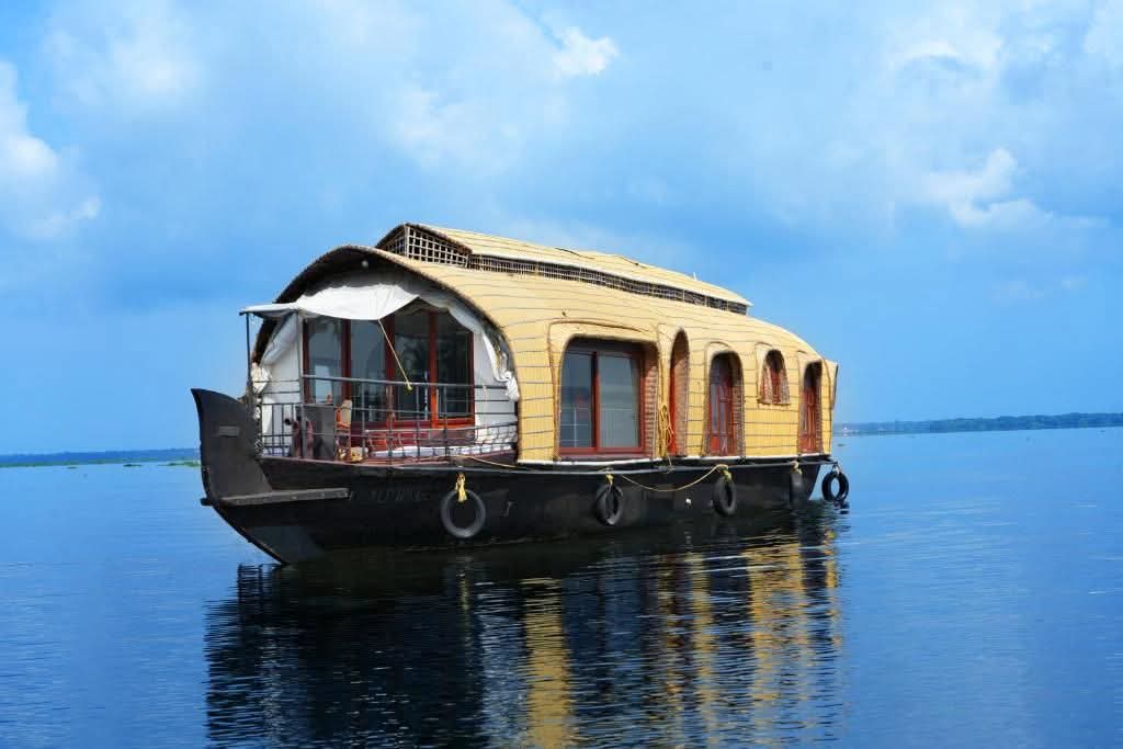 ഹൗസ് ബോട്ടുകൾക്കും മോട്ടോർ ബോട്ടുകൾക്കും സ്പീഡ് ബോട്ടുകൾക്കും നിയന്ത്രണം