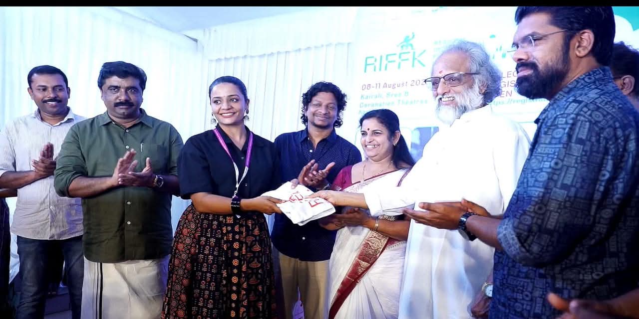 മേഖലാ രാജ്യാന്തര ചലച്ചിത്രോത്സവം: ഡെലിഗേറ്റ് കിറ്റ് വിതരണം ഉദ്ഘാടനം ചെയ്തു