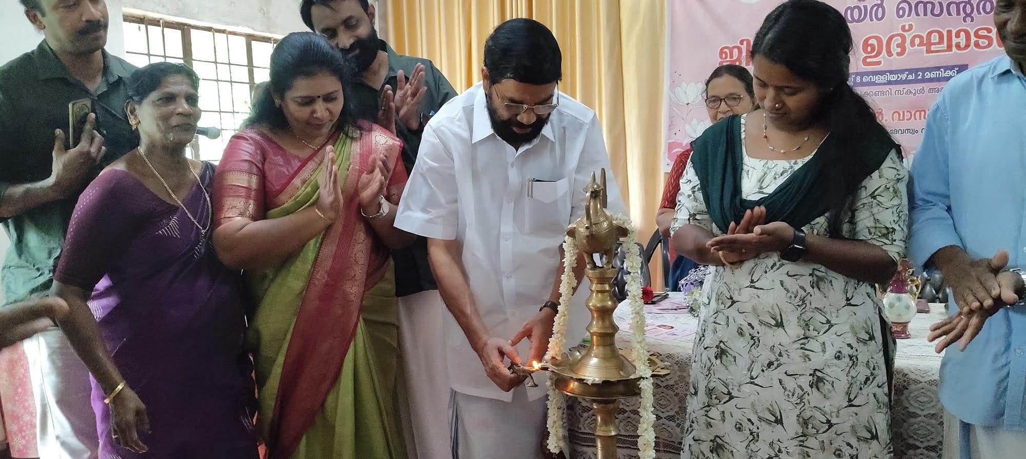 നീണ്ടൂർ എസ്.കെ.വി ഹയർസെക്കൻഡറി സ്‌കൂളിൽ മാ കെയർ സെന്റർ പ്രവർത്തനം തുടങ്ങി