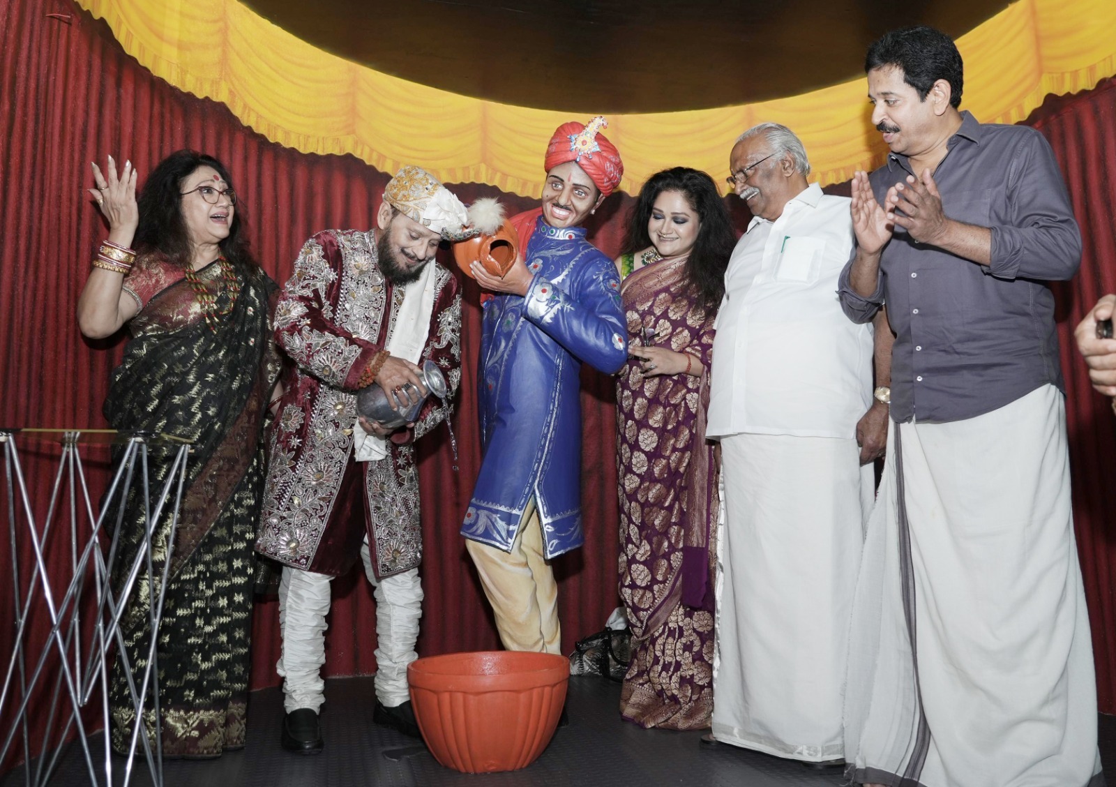 വിഖ്യാത മാന്ത്രികന്‍ പി.സി സര്‍ക്കാരിന്റെ പ്രതിമയ്ക്കു മുമ്പില്‍ വിതുമ്പി പി.സി സര്‍ക്കാര്‍ ജൂനിയര്‍