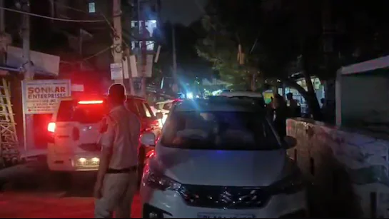 ഡൽഹിയിൽ കൂട്ടുകാരിക്കൊപ്പം ഭക്ഷണം വാങ്ങാനായി എത്തിയ 15കാരിയെ ആൺ സുഹൃത്ത്  വെടിവച്ച് കൊലപ്പെടുത്തി