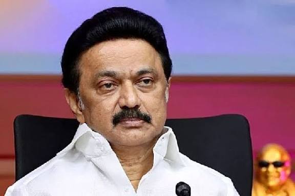 കരൂർ അപകടം; മരിച്ചവരുടെ ഉറ്റവരെ ആശ്വസിപ്പിക്കാൻ എത്തി എം കെ സ്റ്റാലിൻ