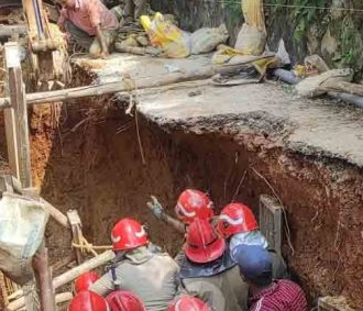 ഡ്രെയിനേജിനായി കുഴിയെടുക്കുന്നതിനിടെ മണ്ണിടിച്ചിലിൽ കുടുങ്ങിയ രണ്ട് തൊഴിലാളികളെ രക്ഷപ്പെടുത്തി