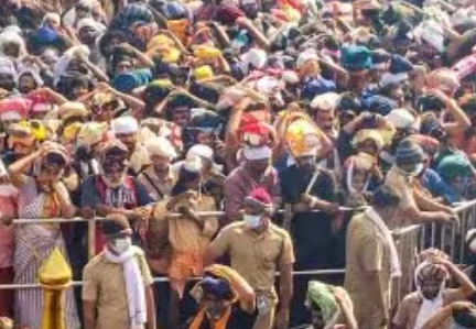 ശബരിമല ക്ഷേത്രത്തിലെ തിരക്ക് നിയന്ത്രിക്കുന്നതിൽ കേരള സർക്കാരിന്റെ വീഴ്ചയെ രൂക്ഷമായി വിമർശിച്ച് അയ്യപ്പഭക്തർ