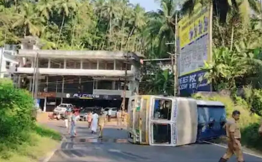 കൊടുവള്ളിയിൽ തിന്നറുമായി പോവുകയായിരുന്ന ടാങ്കർ ലോറി മറിഞ്ഞു