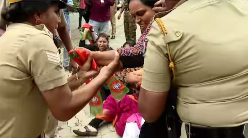 ഡിജിപിയുടെ വീട്ടിലേക്ക് പ്രതിഷേധം; ‘നടപടി പൊലീസിന് കളങ്കമുണ്ടാക്കി’, മൂന്നു പൊലീസുകാർക്ക് സസ്പെൻഷൻ