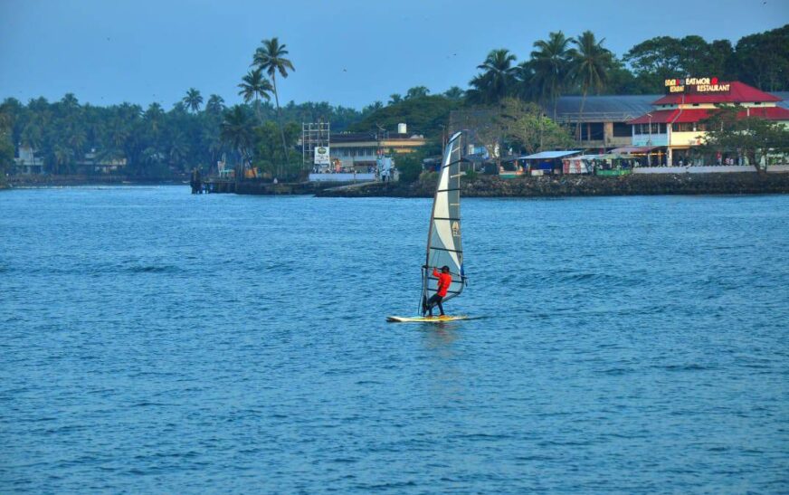 ബേപ്പൂരിന്റെ കടൽ തിരകളെ കീഴടക്കി സർഫിങ് പ്രേമികൾ