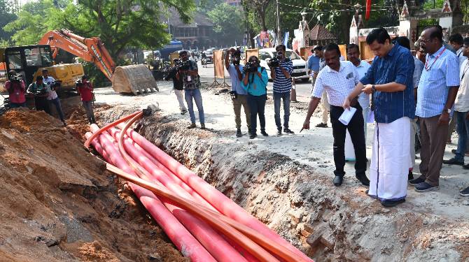 സ്മാർട്ട് സിറ്റി: തിരുവനന്തപുരം നഗരത്തിലെ റോഡ് നിർമ്മാണ പ്രവൃത്തികൾ മന്ത്രി വിലയിരുത്തി