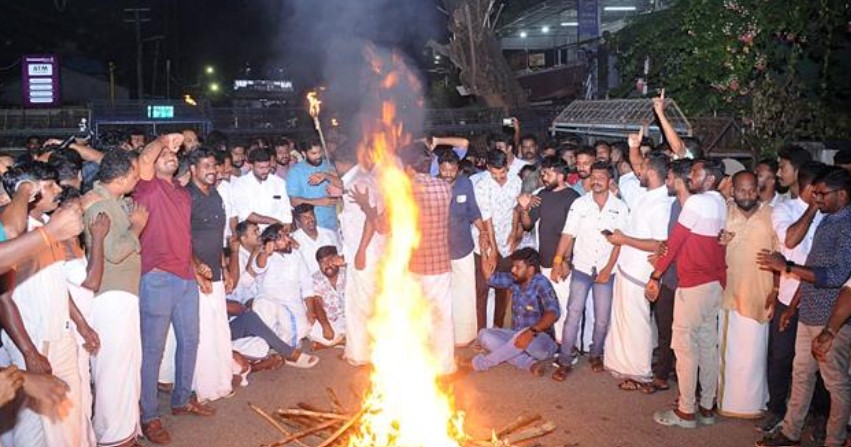 രാ​ഹു​ൽ മാ​ങ്കൂ​ട്ട​ത്തി​ലി​ന്‍റെ അ​റ​സ്റ്റ്; യൂ​ത്ത് കോ​ൺ​ഗ്ര​സ് ക്ലി​ഫ് ഹൗ​സി​ലേ​ക്ക് നൈ​റ്റ് മാ​ർ​ച്ച് ന​ട​ത്തി