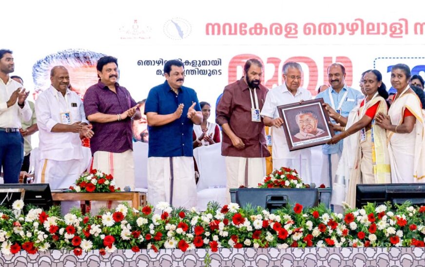 മുഖ്യമന്ത്രിയുടെ കശുവണ്ടിയില്‍ തീര്‍ത്ത ചിത്രം തൊഴിലാളികള്‍ സമ്മാനിച്ചു