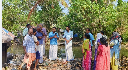 കോടംതുരുത്ത് തട്ടാരില്‍ പാടശേഖരത്തിൽ പാർശ്വഭിത്തി നിർമ്മിക്കുന്നു