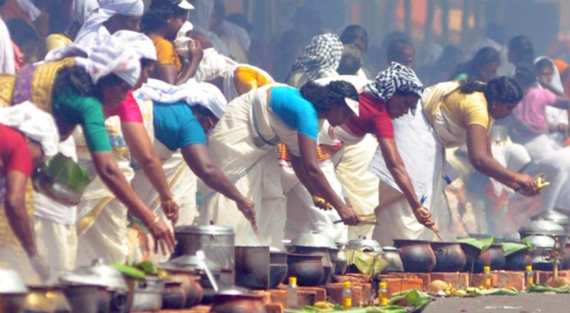 പൊങ്കാല കലങ്ങളിലേക്ക് തീ പകർന്നു; ഭക്തലക്ഷങ്ങൾ ആറ്റുകാല്‍ പൊങ്കാലയിടുന്നു, തലസ്ഥാനം ജനസാഗരം