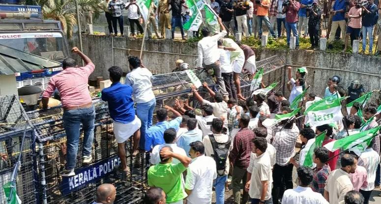 വെറ്ററിനറി കോളേജിനുമുന്നിൽ സംഘർഷം; കെ.എസ്.യു പ്രവർത്തകർക്കുനേരെ കണ്ണീർവാതകപ്രയോ​ഗവും ലാത്തിച്ചാർജും