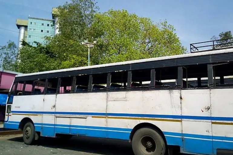 പൊലീസിന്‍റെ മൂക്കിൻ തുമ്പത്ത് മോഷണം; സ്റ്റേഷന് മുമ്പില്‍ നിര്‍ത്തിയിട്ട ബസില്‍ നിന്ന് ബാറ്ററികള്‍ നഷ്ട്ടമായി