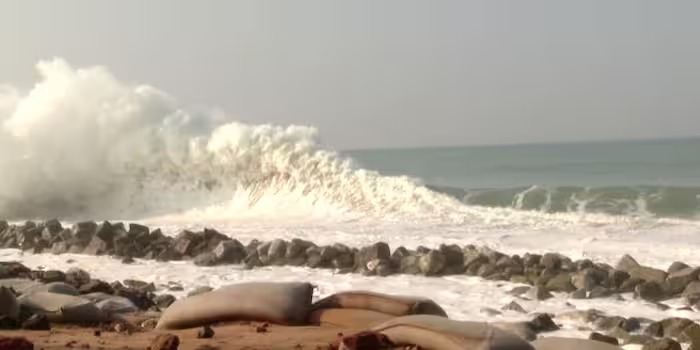 വിട്ടൊഴിയാതെ കള്ളക്കടൽ; കേരള – തമിഴ്നാട് തീരത്ത് ഉയർന്ന തിരമാല ഉണ്ടാകും, തീരദേശവാസികൾക്ക് ജാഗ്രത നിർദ്ദേശം