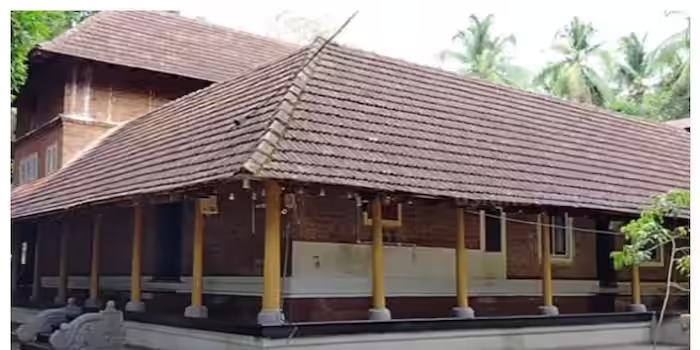 പെരുമ്പടപ്പിലെ പ്രശസ്തമായ കാട്ടുമാടം മനയില്‍ മോഷണം; മോഷ്ടാക്കൾ പുരാതന വിഗ്രഹങ്ങളും സ്വര്‍ണാഭരണങ്ങളും കവര്‍ന്നു