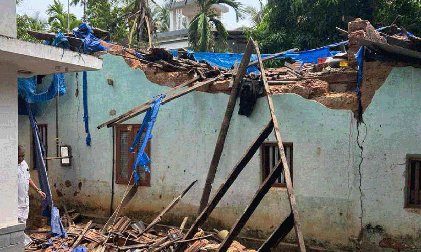 ശക്തമായ കാറ്റിൽ വീട് തകർന്നു; രണ്ടു കുട്ടികളും വല്യുമ്മയും രക്ഷപ്പെട്ടു