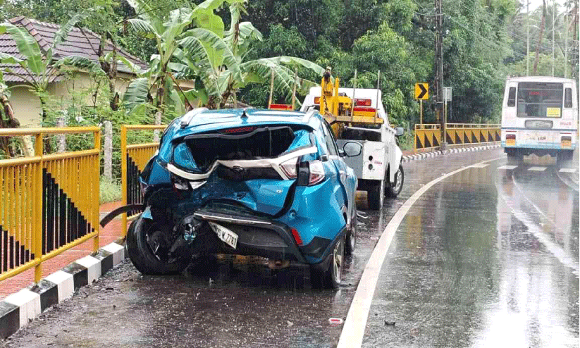 വീണ്ടും നെല്ലിപ്പള്ളിയിൽ വാഹനാപകടം; കാർ യാത്രക്കാരന് പരിക്ക്