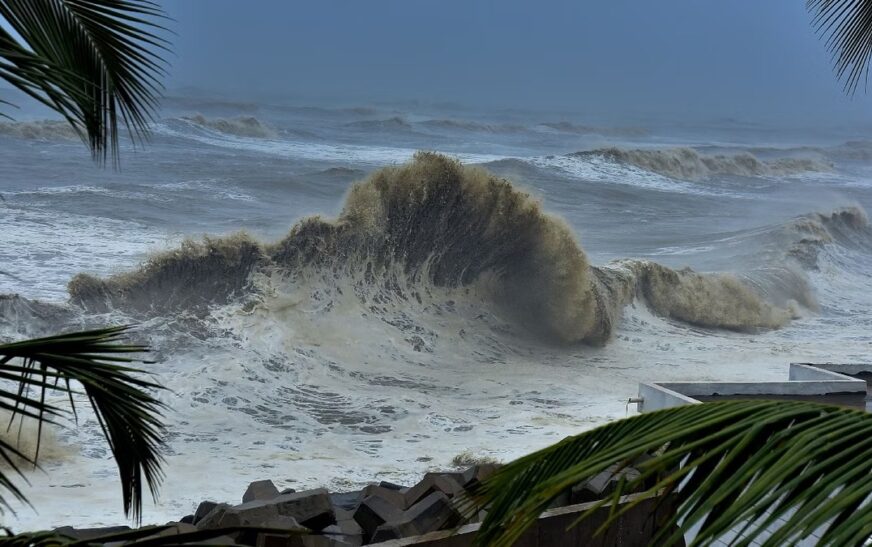 ശക്തമായ മഴയ്ക്ക് സാധ്യത; അഞ്ച് ജില്ലകളിൽ യെല്ലോ അലേർട്ട്, ഉയർന്ന തിരമാലയ്ക്കും കള്ളക്കടൽ പ്രതിഭാസത്തിനും സാധ്യത