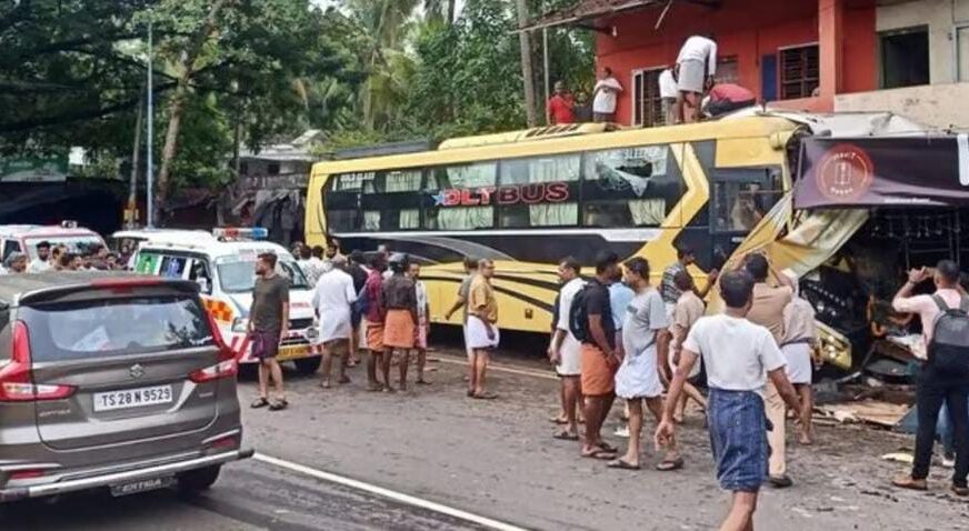 കടയിലേക്ക് ബസ് ഇടിച്ചുകയറി അപകടം; 10 പേർക്ക് പരിക്കേറ്റു , ഡ്രൈവറുടെ നില ഗുരുതരം