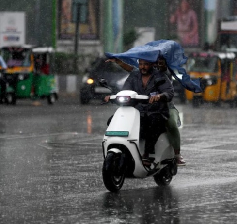 കേരളത്തിൽ അതിതീവ്ര മഴയ്ക്ക് സാധ്യത, ഞായറാഴ്ച മൂന്ന് ജില്ലകളിൽ റെഡ് അലർട്ട് പ്രഖ്യാപിച്ചു