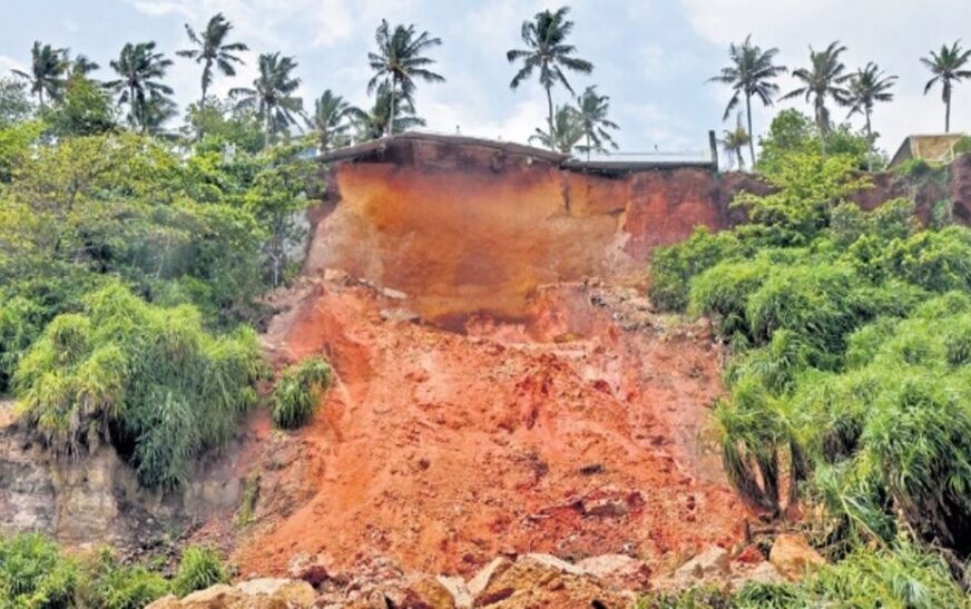 വർക്കല പാപനാശം ബീച്ചിനോട് ചേർന്ന് ബലിമണ്ഡപം നിർമാണം; കുന്നിടിച്ചത് ജിയോളജിക്കൽ സർവേ ഓഫ് ഇന്ത്യയുടെ വിലക്ക് മറികടന്ന്