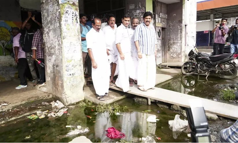 എറണാകുളം കെ.എസ്.ആര്‍.ടി.സി ബസ് സ്റ്റാന്‍ഡിലെ വെള്ളക്കെട്ട്; താല്‍ക്കാലിക പരിഹാരം കാണുന്നതിന് അടിയന്തര നടപടി സ്വീകരിക്കുമെന്ന് മന്ത്രി കെ.ബി ഗണേഷ് കുമാര്‍