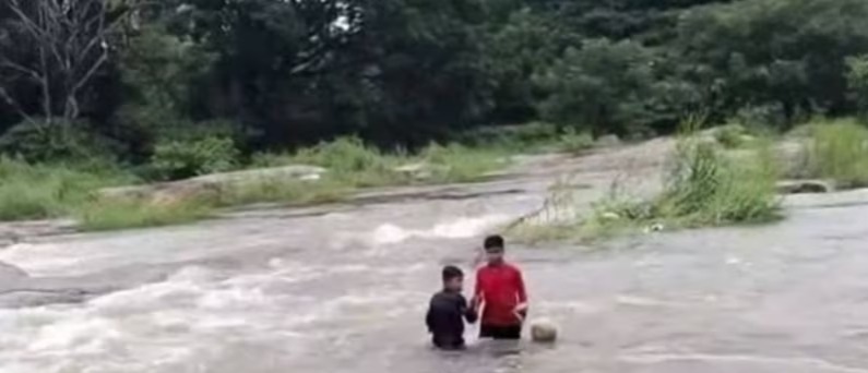 കുളിക്കാനിറങ്ങി കുട്ടികൾ പുഴയിൽ കുടുങ്ങി; രണ്ടു കുട്ടികളെ രക്ഷിച്ചു