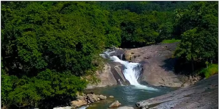 കനത്ത മഴയിൽ വെള്ളച്ചാട്ടം കാണാൻ പോയ ആറംഗ സംഘത്തിലെ മൂന്നു പേർ ആഢ്യൻപാറ പുഴക്കക്കരെ കുടുങ്ങി; രക്ഷാപ്രവർത്തനം തുടരുന്നു