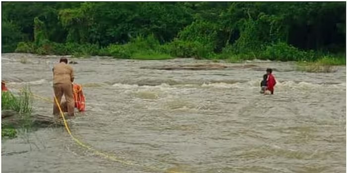 2 കുട്ടികൾ പാലക്കാട് ചിറ്റൂർ പുഴയിൽ കുടുങ്ങി; രക്ഷകരായി ഫയർഫോഴ്സ്