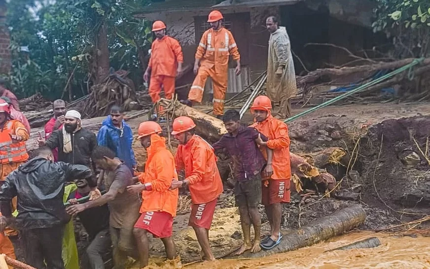 വയനാട് ഉരുൾപൊട്ടൽ : 45 പേർ മരിച്ചു, 70 പേർക്ക് പരിക്ക്; രക്ഷാപ്രവർത്തനത്തിനായി സൈന്യവും എൻഡിആർഎഫ് സംഘത്തെ വിന്യസിച്ചു