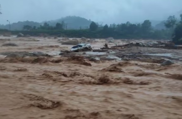 ഉരുള്‍പൊട്ടൽ : മേപ്പാടി മുണ്ടക്കൈയിലെ റിസോര്‍ട്ടില്‍ അറുപതോളം പേര്‍ അഭയം തേടി