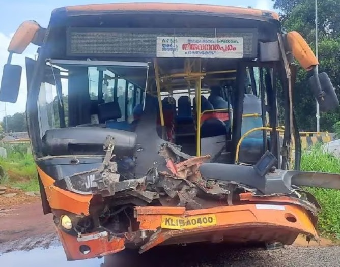 ലോറിക്ക് പിന്നിൽ KSRTC ലോ ഫ്‌ളോര്‍ ബസ് ഇടിച്ച് അപകടം : ഡ്രൈവറും കണ്ടക്ടറും ഉൾപ്പെടെ അഞ്ചുപേർക്ക് പരിക്ക്