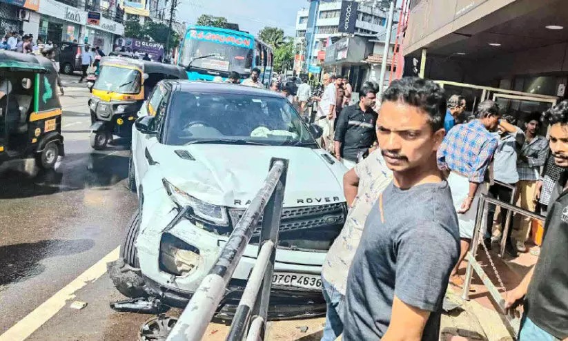 തി​രു​വ​ല്ലയിൽ മ​ദ്യ​ല​ഹ​രി​യി​ല്‍ കാ​റു​മാ​യി പാ​ഞ്ഞ യു​വാ​വ് മൂ​ന്ന് കാ​റു​ക​ളി​ലും മൂ​ന്ന് ബൈ​ക്കു​ക​ളി​ലും ഇ​ടി​ച്ച് അ​പ​ക​ടം; മൂ​ന്ന് പേ​ർ​ക്ക് പ​രി​ക്കേ​റ്റു